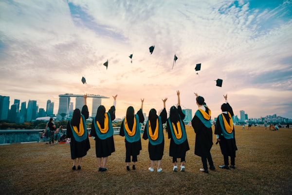 学生抛毕业帽