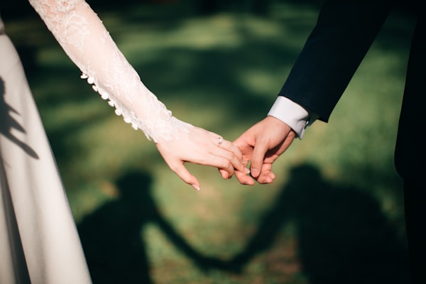 幸福夫妻携手微笑