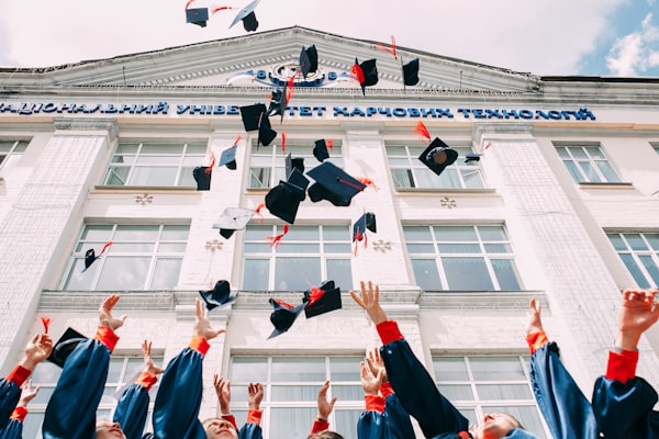 学生庆祝高考结束